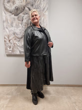 Load image into Gallery viewer, CN-G Kurzjacke aus veganem Leder in 4 Größen mit Nieten bis Gr 58/60 LETZTE ARTIKEL
