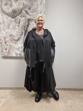 Lade das Bild in den Galerie-Viewer, Kapuzenjacke mit Reißverschluss und veganem Leder Einsatz von CN-G bis Gr 58/60
