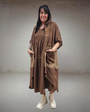 Lade das Bild in den Galerie-Viewer, Maxlive Set braun mit Trägerkleid und Leicht Mantel
