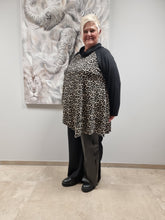 Lade das Bild in den Galerie-Viewer, CNG Tunika mit Leomuster in 3 Größen bis Gr 58/60
