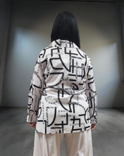 Lade das Bild in den Galerie-Viewer, High Fashion raffinierte Bluse in angesagtem Design in Weiss Schwarz mit Muster bis Größe 58
