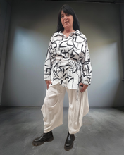 Lade das Bild in den Galerie-Viewer, High Fashion raffinierte Bluse in angesagtem Design in Weiss Schwarz mit Muster bis Größe 58
