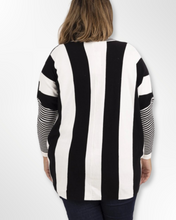 Load image into Gallery viewer, Kuscheliger Pullover in Schwarz Weiß im Streifenlook Gr 42 bis 56
