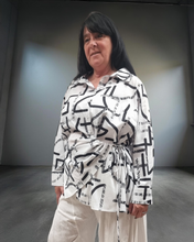 Lade das Bild in den Galerie-Viewer, High Fashion raffinierte Bluse in angesagtem Design in Weiss Schwarz mit Muster bis Größe 58
