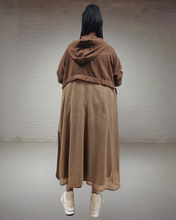 Lade das Bild in den Galerie-Viewer, Maxlive Set braun mit Trägerkleid und Leicht Mantel
