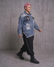 Load image into Gallery viewer, Stylisches Denim-Piece im Washed-Look mit Cutouts – RÉ DESIGN
