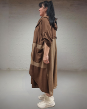 Lade das Bild in den Galerie-Viewer, Maxlive Set braun mit Trägerkleid und Leicht Mantel

