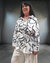 Lade das Bild in den Galerie-Viewer, High Fashion raffinierte Bluse in angesagtem Design in Weiss Schwarz mit Muster bis Größe 58
