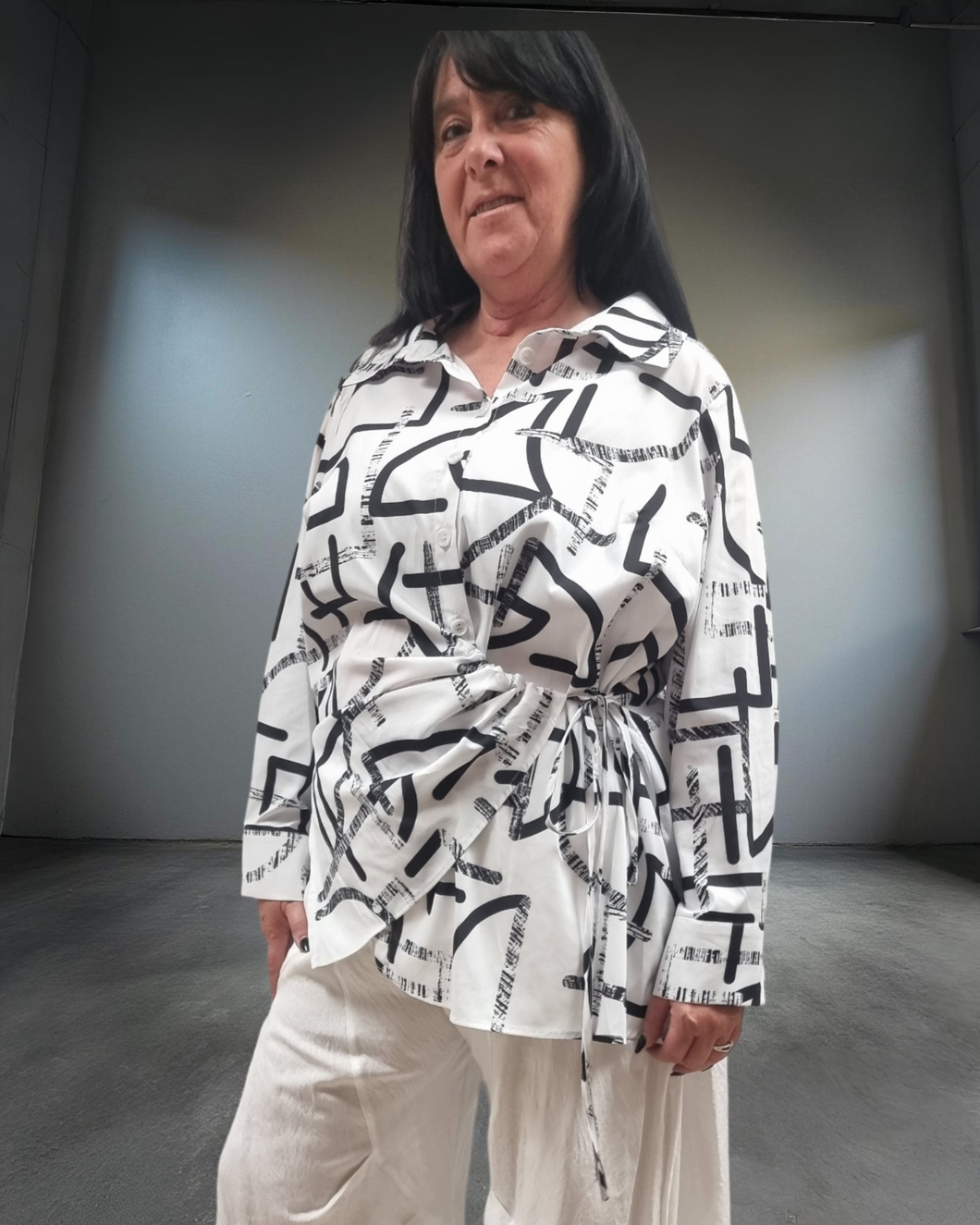 High Fashion raffinierte Bluse in angesagtem Design in Weiss Schwarz mit Muster bis Größe 58