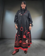 Lade das Bild in den Galerie-Viewer, Maxlive Kleid Schwarz Rot mit Drahtkragen und liebevollen Details Größe 46 bis 60
